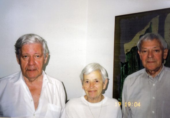 Die Brüder Helmut und Wolfgang Schmidt trafen im Dezember 1999 ihre Großcousine Immanu-El Adiv geborene Liselotte Gumpel. Das Foto machte Loki Schmidt. (Quelle: privat)