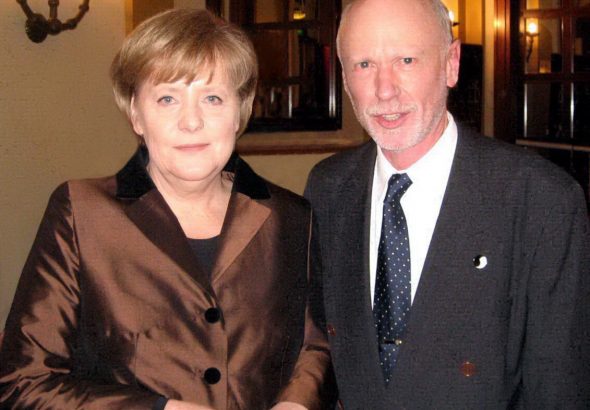 Uriel Avid, der Sohn von Helmut Schmidts Großcousine Immanu-El Adiv, arbeitet in Jerusalem als Übersetzer. Er dolmetscht für israelische und deutsche Politiker. Auch Altbundeskanzlerin Angela Merkel gehörte dazu. (Quelle: privat)